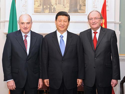2月20日,中國國家副主席習(xí)近平在都柏林會(huì)見愛爾蘭眾議院議長(zhǎng)巴雷特(右)和參議院議長(zhǎng)伯克(左)。新華社記者 謝環(huán)馳 攝