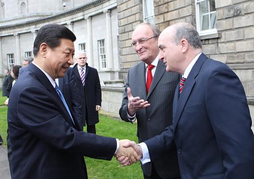 2月20日,中國國家副主席習(xí)近平在都柏林會(huì)見愛爾蘭眾議院議長(zhǎng)巴雷特(右二)和參議院議長(zhǎng)伯克(右一)。新華社記者 蘭紅光 攝