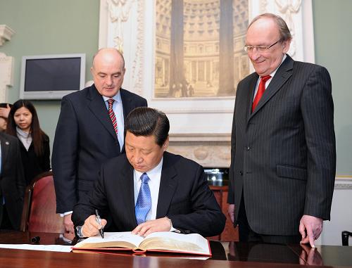 2月20日,中國國家副主席習(xí)近平在都柏林會(huì)見愛爾蘭眾議院議長(zhǎng)巴雷特(右)和參議院議長(zhǎng)伯克(右三)。這是習(xí)近平在留言簿上簽名。 新華社記者 謝環(huán)馳 攝