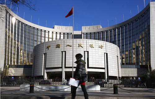24日央行下調(diào)存款準(zhǔn)備金率0.5個百分點 2月23日,行人從中國人民銀行總部大樓前走過。 從2012年2月24日起,中國人民銀行將下調(diào)存款類金融機構(gòu)人民幣存款準(zhǔn)備金率0.5個百分點,這是2012年年內(nèi)的首次下調(diào)。本次下調(diào)后,大型金融機構(gòu)存款準(zhǔn)備金率由此前的21%下調(diào)至20.5%,中小型金融機構(gòu)存款準(zhǔn)備金率為17%。截至2012年1月末,人民幣存款余額為80.13萬億元,據(jù)此估算,將釋放資金約4000億元。 新華社發(fā)(萬象攝)