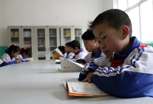 2月27日,羅家峪小學(xué)的學(xué)生們?cè)趰湫碌膱D書(shū)室看書(shū)學(xué)習(xí)。新華社發(fā)(王瑞欣 攝)