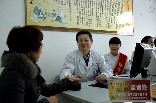 2月28日,一名中醫(yī)專家在新成立的陜西中醫(yī)“體檢養(yǎng)生中心”為就診者診療。當日,陜西省首家集健康體檢、管理、調(diào)理、養(yǎng)生為一體的中醫(yī)“體檢養(yǎng)生中心”在陜西中醫(yī)醫(yī)院正式掛牌成立。新成立的中醫(yī)“體檢養(yǎng)生中心”依據(jù)“未病先防,既病防變”的中醫(yī)特色優(yōu)勢,由知名中醫(yī)專家為體檢養(yǎng)生者提供獨具中醫(yī)特色的辯證施治、調(diào)理、預(yù)防、養(yǎng)生的保健理論及方法,滿足體檢養(yǎng)生者預(yù)防疾病、促進健康的需求。新華社記者 都紅剛 攝