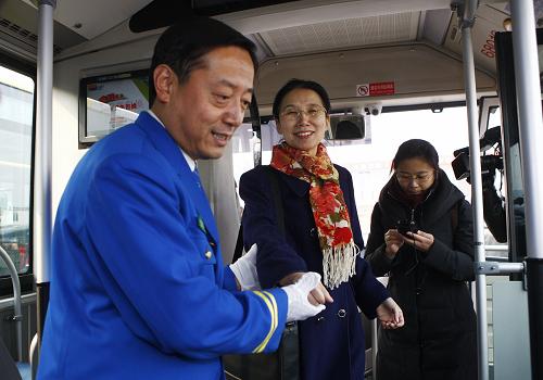 2月29日,全國政協(xié)委員楊佳(中)在工作人員的引導(dǎo)下體驗(yàn)無障礙公交車。新華社發(fā)(萬象 攝)