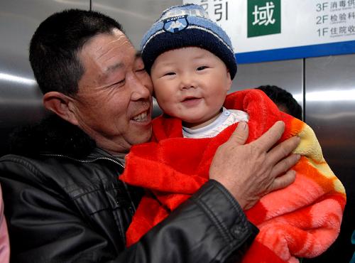 2月29日,即將接受免費手術(shù)治療的一歲零九個月患兒張宇樂和爺爺在醫(yī)院里。張宇樂是“千名先天性心臟病患兒免費救治”活動篩選出的第一例患兒。新華社記者 李博 攝