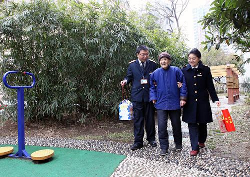 2月29日,鐵路員工從上珠(左一)和同事看望結(jié)對幫扶的孤老尤錦秀(中)。新華社記者 陳飛 攝