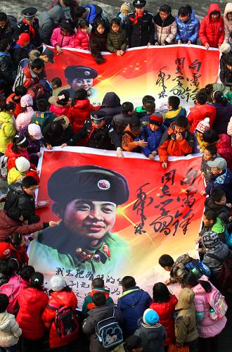 3月1日,遼寧省沈陽(yáng)市皇姑區(qū)陵西小學(xué)學(xué)生在雷鋒宣傳畫(huà)上簽字。當(dāng)日是沈陽(yáng)市各中小學(xué)開(kāi)學(xué)的第一天,沈陽(yáng)市公安局皇姑分局在沈陽(yáng)市皇姑區(qū)陵西小學(xué)開(kāi)展主題為“弘揚(yáng)雷鋒精神、爭(zhēng)當(dāng)文明學(xué)生”的教育活動(dòng),校外輔導(dǎo)員通過(guò)向?qū)W生講述雷鋒故事和組織學(xué)生開(kāi)展學(xué)雷鋒承諾簽名等活動(dòng),弘揚(yáng)雷鋒精神。新華社發(fā)(蔡冰 攝)