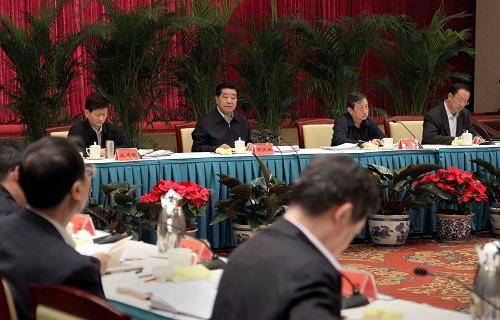 3月1日,中共中央政治局常委、全國政協(xié)主席賈慶林在北京主持召開會(huì)議,就深入推進(jìn)中央第五次西藏工作座談會(huì)精神貫徹落實(shí),扎實(shí)做好西藏和四川、云南、甘肅、青海四省藏區(qū)發(fā)展穩(wěn)定各項(xiàng)工作進(jìn)行部署。新華社記者蘭紅光攝