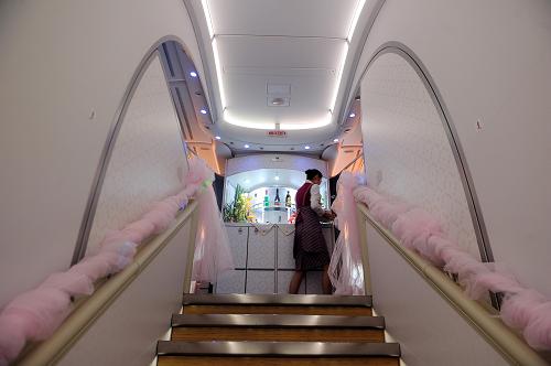 3月2日,一位空姐在南航A380客機(jī)的吧臺(tái)前忙碌。新華社記者 金良快 攝