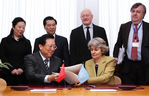3月2日,在法國巴黎聯(lián)合國教科文組織總部,聯(lián)合國教科文組織總干事伊琳娜·博科娃(前右)與中國教育部副部長、中國聯(lián)合國教科文組織全國委員會主席郝平(前左)簽署協(xié)議。 當(dāng)日,聯(lián)合國教科文組織總干事伊琳娜·博科娃會見正在巴黎出席聯(lián)合國教科文組織第189屆執(zhí)行局會議的中國教育部副部長、中國聯(lián)合國教科文組織全國委員會主席郝平,并簽署了中國-教科文組織教育發(fā)展信托基金合作協(xié)議。 新華社記者高靜攝