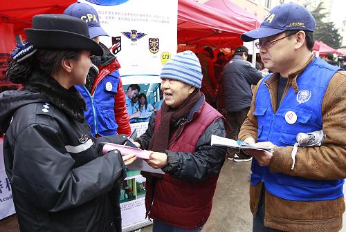 3月3日,上海市公民警校的志愿者在向社區(qū)居民介紹防止詐騙的方法。當(dāng)日,上海楊浦延吉社區(qū)舉行“三五”公益志愿主題日活動(dòng),30余家各級(jí)志愿服務(wù)團(tuán)隊(duì)和上百名社區(qū)志愿者走進(jìn)居民區(qū),為社區(qū)居民免費(fèi)提供養(yǎng)生保健、防災(zāi)救護(hù)、物品維修、政策咨詢等各類便民服務(wù)。