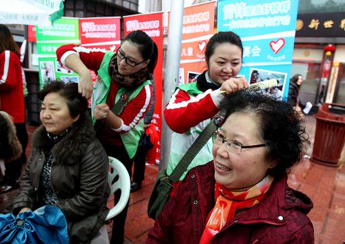 3月4日,安利志愿者協(xié)會(huì)的成員在為市民提供美發(fā)服務(wù)。 當(dāng)日,來自南京路上好八連、市區(qū)級(jí)單位、公益社團(tuán)等的300余名志愿者,在南京路步行街上開展學(xué)雷鋒為民服務(wù)活動(dòng),為市民提供130余項(xiàng)志愿服務(wù)項(xiàng)目。30年前,南京路學(xué)雷鋒為民服務(wù)活動(dòng)拉開序幕;30年來,每月的20日,南京路及周邊區(qū)域的單位和志愿者,始終堅(jiān)持開展學(xué)雷鋒為民服務(wù)活動(dòng)。 新華社記者 劉穎攝