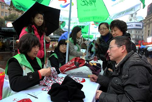 3月4日,恒源祥員工在向市民講解羊毛衫的選購(gòu)和保養(yǎng)方法。 當(dāng)日,來自南京路上好八連、市區(qū)級(jí)單位、公益社團(tuán)等的300余名志愿者,在南京路步行街上開展學(xué)雷鋒為民服務(wù)活動(dòng),為市民提供130余項(xiàng)志愿服務(wù)項(xiàng)目。30年前,南京路學(xué)雷鋒為民服務(wù)活動(dòng)拉開序幕;30年來,每月的20日,南京路及周邊區(qū)域的單位和志愿者,始終堅(jiān)持開展學(xué)雷鋒為民服務(wù)活動(dòng)。 新華社記者 劉穎攝