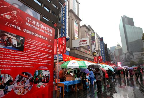 3月4日拍攝的上海市南京路上的學(xué)雷鋒為民服務(wù)活動(dòng)現(xiàn)場(chǎng)。 3月4日,來自南京路上好八連、市區(qū)級(jí)單位、公益社團(tuán)等的300余名志愿者,在南京路步行街上開展學(xué)雷鋒為民服務(wù)活動(dòng),為市民提供130余項(xiàng)志愿服務(wù)項(xiàng)目。30年前,南京路學(xué)雷鋒為民服務(wù)活動(dòng)拉開序幕;30年來,每月的20日,南京路及周邊區(qū)域的單位和志愿者,始終堅(jiān)持開展學(xué)雷鋒為民服務(wù)活動(dòng)。 新華社記者 劉穎攝