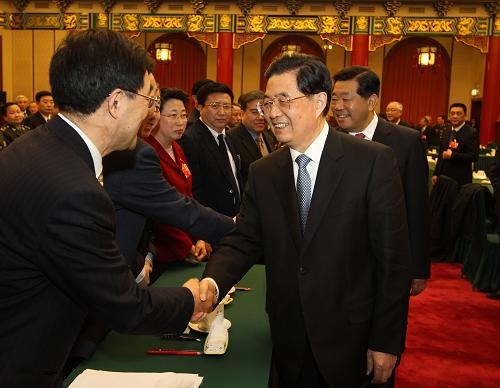 胡錦濤看望參加政協(xié)會(huì)議的醫(yī)衛(wèi)社保界委員 3月4日,中共中央總書(shū)記、國(guó)家主席、中央軍委主席胡錦濤看望出席全國(guó)政協(xié)十一屆五次會(huì)議的醫(yī)藥衛(wèi)生界、社會(huì)福利和社會(huì)保障界委員并參加聯(lián)組討論。中共中央政治局常委、全國(guó)政協(xié)主席賈慶林參加了看望和討論。 新華社記者蘭紅光攝