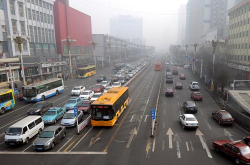3月12日拍攝的烏魯木齊市街景。目前烏魯木齊市汽車數(shù)量增長(zhǎng)迅猛,已成為城市供暖之外主要的污染物來源。 本次兩會(huì)上,新疆代表團(tuán)將烏魯木齊大氣污染治理作為議案提交。全國(guó)人大代表、烏魯木齊市市長(zhǎng)吉爾拉·衣沙木丁表示,當(dāng)?shù)卣?jì)劃在5年內(nèi)安排17億元專項(xiàng)資金用于支持烏魯木齊大氣污染防治項(xiàng)目建設(shè),并通過各類融資渠道,每年安排至少44億元資金用于大氣污染防治。 烏魯木齊市2011年空氣污染天數(shù)達(dá)89天,占全年總天數(shù)的24.38%,其中重污染天數(shù)為5天;2012年1月僅有5天空氣質(zhì)量達(dá)標(biāo),且連續(xù)出現(xiàn)5天5級(jí)重度污染天氣。 吉爾拉·衣沙木丁表示,目前烏魯木齊正在大力調(diào)整能源結(jié)構(gòu),對(duì)燃煤型企業(yè)、污染型企業(yè)實(shí)施搬遷;同時(shí)致力于改變能源結(jié)構(gòu),降低空氣中二氧化硫、二氧化氮濃度;此外,將城市燃煤鍋爐用天然氣替代,新建建筑將一律使用天然氣。 新華社記者 江文耀 攝