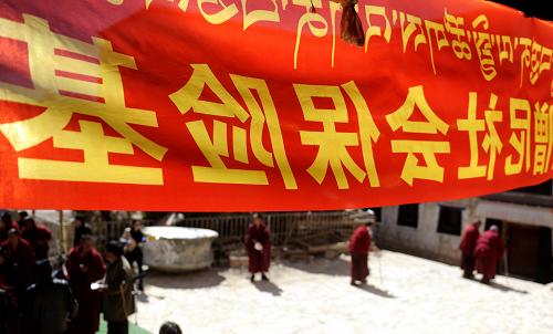 3月12日,拉薩市寺廟僧尼首批社會保險基礎(chǔ)養(yǎng)老金發(fā)放儀式在拉薩北郊的色拉寺舉行,37位年滿60周歲的色拉寺僧人獲得養(yǎng)老金。據(jù)介紹,本月內(nèi),拉薩市將有273名僧尼陸續(xù)領(lǐng)到市政府發(fā)放的2012年第一季度養(yǎng)老金。 新華社記者普布扎西攝