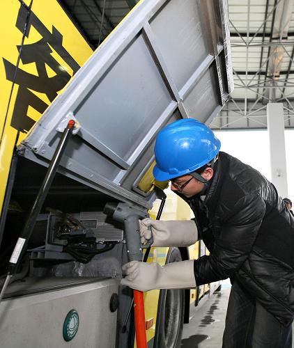 3月16日,在南通市電動(dòng)汽車充換電站內(nèi),工作人員在示范正確的充電方式。 當(dāng)日,江蘇省南通市首座電動(dòng)汽車充換電站正式啟用。該站總投資2000多萬元,占地面積約3482平方米,配有大型充電器3臺(tái),交流充電樁3個(gè),能同時(shí)為3輛大型客車、3輛中、小型乘用車提供充電服務(wù)。另外充換電站還預(yù)留了更換電池模塊功能。 新華社發(fā)(徐培欽 攝)