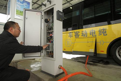 3月16日,工作人員在調(diào)試電動(dòng)汽車充電樁。 當(dāng)日,江蘇省南通市首座電動(dòng)汽車充換電站正式啟用。該站總投資2000多萬元,占地面積約3482平方米,配有大型充電器3臺(tái),交流充電樁3個(gè),能同時(shí)為3輛大型客車、3輛中、小型乘用車提供充電服務(wù)。另外充換電站還預(yù)留了更換電池模塊功能。 新華社發(fā)(許叢軍 攝)