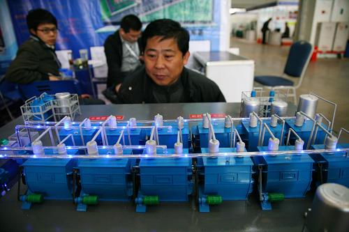 3月16日,參觀者在南京國際綠色博覽會上參觀垃圾消滅車間模型。 當(dāng)日,為期3天的2012南京國際綠色博覽會在南京國際展覽中心開幕。參展的近70家企業(yè)集中展示綠色產(chǎn)業(yè)發(fā)展成果和發(fā)展訴求,旨在倡導(dǎo)低碳生活,促進(jìn)人類可持續(xù)發(fā)展。 新華社發(fā)(王新 攝)