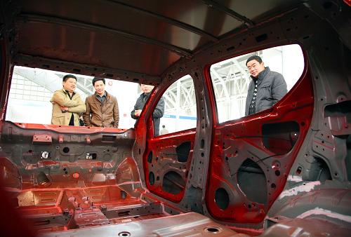3月16日,參觀者在南京國際綠色博覽會上參觀一款電動車“裸車”。 當(dāng)日,為期3天的2012南京國際綠色博覽會在南京國際展覽中心開幕。參展的近70家企業(yè)集中展示綠色產(chǎn)業(yè)發(fā)展成果和發(fā)展訴求,旨在倡導(dǎo)低碳生活,促進(jìn)人類可持續(xù)發(fā)展。 新華社發(fā)(王新 攝)