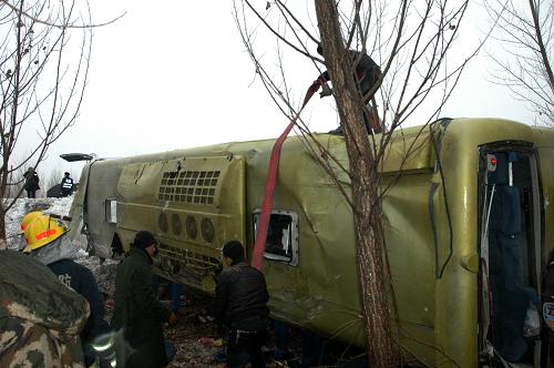 黑龍江境內(nèi)客車側(cè)翻事故已致4人死亡 3月16日,救援人員在事故發(fā)生地現(xiàn)場(chǎng)實(shí)施救援。 記者從黑龍江省依蘭縣政府得到證實(shí),16日上午同三公路發(fā)生的客車側(cè)翻事故死亡人數(shù)已增至4人,另有29名傷者在當(dāng)?shù)蒯t(yī)院緊急救治,其中5人傷勢(shì)較重。目前,依蘭縣政府已啟動(dòng)緊急預(yù)案進(jìn)行搶救。事故原因初步調(diào)查為雪天路滑導(dǎo)致。 16日9時(shí)51分,由七臺(tái)河發(fā)往哈爾濱的一輛金龍客車在同三公路佳木斯至哈爾濱方向241公里處發(fā)生側(cè)翻,當(dāng)場(chǎng)死亡2人,車上另有31名傷者被送至依蘭縣醫(yī)院搶救。經(jīng)查實(shí),當(dāng)時(shí)車上實(shí)際載有43人。 新華社發(fā)(高曉蒙 攝)