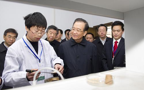 3月17日至18日,在全國(guó)兩會(huì)閉幕后的第一個(gè)周末,中共中央政治局常委、國(guó)務(wù)院總理溫家寶來(lái)到河南省漯河市臨潁縣、舞陽(yáng)縣,深入田間地頭、來(lái)到農(nóng)家小院、走進(jìn)科研院所,看望廣大農(nóng)民群眾和基層農(nóng)業(yè)科技人員,考察春季農(nóng)業(yè)生產(chǎn)。3月18日,溫總理特地來(lái)到漯河市農(nóng)業(yè)科學(xué)院。這是溫家寶在小麥品質(zhì)分析實(shí)驗(yàn)室,看科研人員做強(qiáng)筋小麥品質(zhì)分析。新華社記者 黃敬文 攝