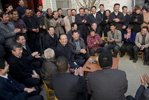 3月17日至18日,在全國(guó)兩會(huì)閉幕后的第一個(gè)周末,中共中央政治局常委、國(guó)務(wù)院總理溫家寶來(lái)到河南省漯河市臨潁縣、舞陽(yáng)縣,深入田間地頭、來(lái)到農(nóng)家小院、走進(jìn)科研院所,看望廣大農(nóng)民群眾和基層農(nóng)業(yè)科技人員,考察春季農(nóng)業(yè)生產(chǎn)。這是3月17日,溫家寶到舞陽(yáng)縣扶貧開(kāi)發(fā)整村推進(jìn)村蓮花鎮(zhèn)韓寨村看望村民,并在村民韓民生家的小院里和鄉(xiāng)親們聊起家常。新華社記者 黃敬文 攝