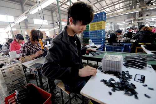 3月28日,滑縣一家工廠的工人在車(chē)間生產(chǎn)流水線作業(yè)。新華社記者 朱祥 攝