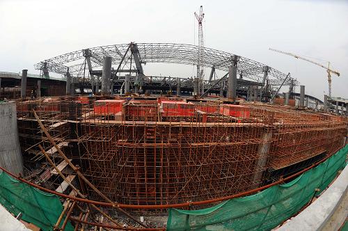 這是正在建設(shè)中的杭州鐵路東站樞紐工程,候車(chē)大廳的頂部框架初見(jiàn)雛形(3月29日攝)。新華社記者 徐昱 攝