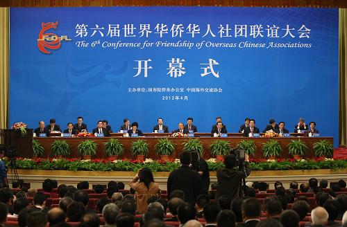 第六屆世界華僑華人社團(tuán)聯(lián)誼大會(huì)在北京開(kāi)幕 這是第六屆世界華僑華人社團(tuán)聯(lián)誼大會(huì)會(huì)議現(xiàn)場(chǎng)(4月9日攝)。 4月9日,由國(guó)務(wù)院僑務(wù)辦公室、中國(guó)海外交流協(xié)會(huì)主辦的第六屆世界華僑華人聯(lián)誼大會(huì)在北京人民大會(huì)堂開(kāi)幕。大會(huì)以“弘揚(yáng)中華優(yōu)秀文化、展示僑胞良好形象”為主題。來(lái)自世界各地110個(gè)國(guó)家和地區(qū)有影響力和代表性的約570名華僑華人社團(tuán)負(fù)責(zé)人出席大會(huì)。 新華社發(fā)(李方宇 攝)