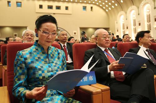 4月9日,與會(huì)代表在會(huì)議現(xiàn)場(chǎng)閱讀大會(huì)資料。 當(dāng)日,由國(guó)務(wù)院僑務(wù)辦公室、中國(guó)海外交流協(xié)會(huì)主辦的第六屆世界華僑華人聯(lián)誼大會(huì)在北京人民大會(huì)堂開(kāi)幕。大會(huì)以“弘揚(yáng)中華優(yōu)秀文化、展示僑胞良好形象”為主題。來(lái)自世界各地110個(gè)國(guó)家和地區(qū)有影響力和代表性的約570名華僑華人社團(tuán)負(fù)責(zé)人出席大會(huì)。 新華社發(fā)(李方宇 攝)