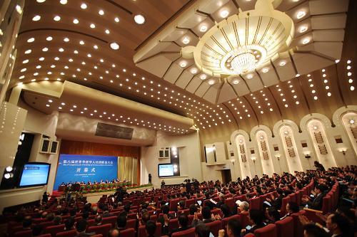 這是第六屆世界華僑華人社團(tuán)聯(lián)誼大會(huì)會(huì)議現(xiàn)場(chǎng)(4月9日攝)。 4月9日,由國(guó)務(wù)院僑務(wù)辦公室、中國(guó)海外交流協(xié)會(huì)主辦的第六屆世界華僑華人聯(lián)誼大會(huì)在北京人民大會(huì)堂開(kāi)幕。大會(huì)以“弘揚(yáng)中華優(yōu)秀文化、展示僑胞良好形象”為主題。來(lái)自世界各地110個(gè)國(guó)家和地區(qū)有影響力和代表性的約570名華僑華人社團(tuán)負(fù)責(zé)人出席大會(huì)。 新華社發(fā)(李方宇 攝)