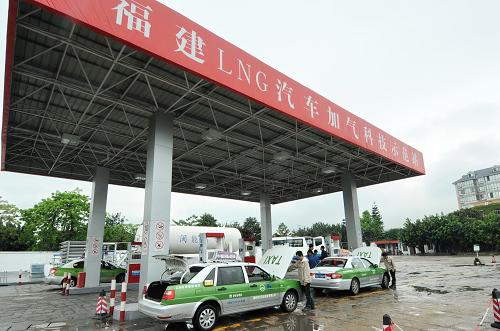 福建:到2015年將建成170座汽車加氣站 4月9日,車輛在福州則徐大道的“福建LNG汽車加氣科技示范站”加氣。 目前,福建省加緊規(guī)劃建設天然氣汽車加氣站,計劃到2015年在全省范圍內建成170座汽車加氣站,形成年加氣規(guī)模達64.6萬噸的加氣能力,其中,福州將建成60座,實現年加氣能力18萬噸,基本滿足全市用氣車輛的需求。 新華社記者 林善傳 攝