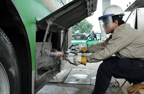 4月9日,福州市鰲峰洲天然氣汽車加氣站的工作人員在給公交車加氣。 目前,福建省加緊規(guī)劃建設天然氣汽車加氣站,計劃到2015年在全省范圍內建成170座汽車加氣站,形成年加氣規(guī)模達64.6萬噸的加氣能力,其中,福州將建成60座,實現年加氣能力18萬噸,基本滿足全市用氣車輛的需求。 新華社記者 林善傳 攝