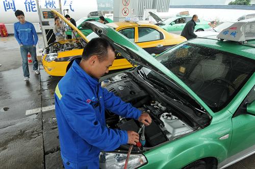 4月9日,加氣站工作人員在為出租車加氣。 目前,福建省加緊規(guī)劃建設天然氣汽車加氣站,計劃到2015年在全省范圍內建成170座汽車加氣站,形成年加氣規(guī)模達64.6萬噸的加氣能力,其中,福州將建成60座,實現年加氣能力18萬噸,基本滿足全市用氣車輛的需求。 新華社記者 林善傳 攝