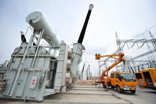 寧東至山東±660千伏直流輸電線路綜合檢修全面啟動 4月9日,在寧東至山東±660千伏直流輸電線路寧東換流站內,工作人員在對電力設施進行檢測。 近日,寧東至山東±660千伏直流輸電線路迎來了2011年投運之后的首次綜合檢修,此次綜合檢修是為了確保今年“迎峰度夏”期間寧夏對山東的可靠、安全送電。截至目前,該線路累計向山東輸送電量超過340億度。 據了解,此次綜合檢修共計300余項內容,主要包括對寧夏銀川東換流站和山東青島換流站同步開展閥廳、斷路器、主變及相關電氣設備的檢修;對寧東至山東±660千伏直流線路進行線路缺陷(隱患)、噴涂PRTV以及相關方面的檢修;寧夏區(qū)內三座外送電電廠同步安排對機組和750千伏升壓站電氣設備檢修三部分。 新華社記者 彭昭之攝