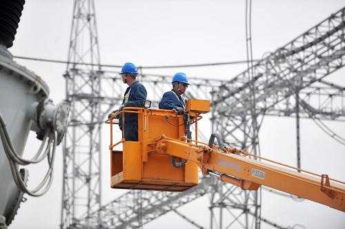 4月9日,在寧東至山東±660千伏直流輸電線路寧東換流站內,工作人員在對電力設施進行檢測。 近日,寧東至山東±660千伏直流輸電線路迎來了2011年投運之后的首次綜合檢修,此次綜合檢修是為了確保今年“迎峰度夏”期間寧夏對山東的可靠、安全送電。截至目前,該線路累計向山東輸送電量超過340億度。 據了解,此次綜合檢修共計300余項內容,主要包括對寧夏銀川東換流站和山東青島換流站同步開展閥廳、斷路器、主變及相關電氣設備的檢修;對寧東至山東±660千伏直流線路進行線路缺陷(隱患)、噴涂PRTV以及相關方面的檢修;寧夏區(qū)內三座外送電電廠同步安排對機組和750千伏升壓站電氣設備檢修三部分。 新華社記者 彭昭之攝