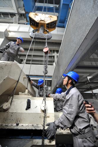4月9日,在寧東至山東±660千伏直流輸電線路發(fā)電站內,工作人員在對電力設施進行檢測。 近日,寧東至山東±660千伏直流輸電線路迎來了2011年投運之后的首次綜合檢修,此次綜合檢修是為了確保今年“迎峰度夏”期間寧夏對山東的可靠、安全送電。截至目前,該線路累計向山東輸送電量超過340億度。 據了解,此次綜合檢修共計300余項內容,主要包括對寧夏銀川東換流站和山東青島換流站同步開展閥廳、斷路器、主變及相關電氣設備的檢修;對寧東至山東±660千伏直流線路進行線路缺陷(隱患)、噴涂PRTV以及相關方面的檢修;寧夏區(qū)內三座外送電電廠同步安排對機組和750千伏升壓站電氣設備檢修三部分。 新華社記者 彭昭之攝