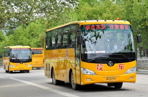 4月10日,送學(xué)生上學(xué)的校車行駛在江西省德興市泗州鎮(zhèn)街道。 中國(guó)國(guó)務(wù)院日前公布《校車安全管理?xiàng)l例》,并于4月10日在中國(guó)政府網(wǎng)上發(fā)布。這個(gè)校車安全管理的專門行政法規(guī),將校車安全問(wèn)題納入法制軌道,依循以人為本的原則,確立了保障校車安全的基本制度,為校車行駛畫出清晰可辨的“安全線”。 新華社發(fā)(胡敦煌 攝)