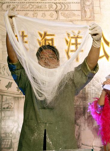 4月11日,來自“香港老大街”的點心師傅在現(xiàn)場制作香港著名點心“龍須糖”。 當日,香港海洋公園在滬舉行推介會,向華東地區(qū)旅游業(yè)界推介新景點和新優(yōu)惠措施。包括已開街的“香港老大街”和將于今年開幕的“四川奇珍館”、“冰極天地”等今年重點推介的新景點。 據(jù)介紹,近年來內(nèi)地游客已占至外地來港游客總數(shù)量八成半。2011年海洋公園更是達到歷史最高紀錄的700萬入場人次,迄今入園游客總數(shù)超過一億零五百萬,成為香港旅游業(yè)的重要支柱。 新華社記者 任瓏攝
