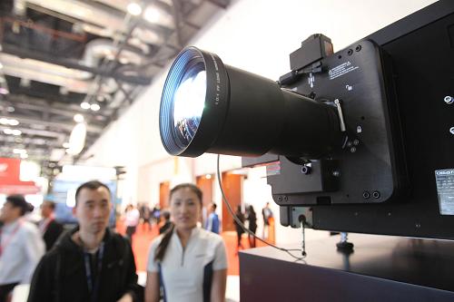 4月11日,觀眾在參觀展覽。 當(dāng)日,“InfoComm China2012北京國(guó)際視聽(tīng)集成設(shè)備與技術(shù)展覽會(huì)”在北京國(guó)家會(huì)議中心開(kāi)展。作為中國(guó)專業(yè)視聽(tīng)業(yè)界的年度盛事,此次會(huì)展匯集了業(yè)內(nèi)最新產(chǎn)品、技術(shù),共有來(lái)自22個(gè)國(guó)家及地區(qū)的超過(guò)270家公司參展。 新華社記者張燕輝攝