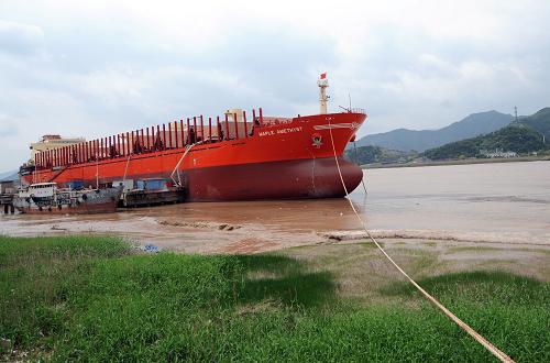 浙江省臨海市一家造船廠剛剛完工下水的一艘大船,準備交付給丹麥船東(4月11日攝)。 4月11日,杭州海關公布的浙江外貿(mào)一季報顯示,受全球經(jīng)濟復蘇緩慢等影響,一季度浙江實現(xiàn)進出口總值699.5億美元,居全國各省市第5位,比去年同期增長5.2%,低于全國平均增速2.1個百分點,季度外貿(mào)增速自2010年以來首次跌至個位數(shù)。 不過,單就出口而言,一季度浙江出口473.4億美元,出口值居全國各省市第3位,同比增長6.1%,雖然低于全國平均增速1.6個百分點,但出口增速在出口前5強省市(粵蘇浙滬魯)中位列第一。根據(jù)杭州海關統(tǒng)計,3月份浙江進出口同比增長8.5%,高于全國平均增速1.4個百分點;出口同比增長12.7%,高于全國平均增速3.8個百分點。據(jù)杭州海關分析,從月度形勢來看,在經(jīng)歷了2月份的低谷后,浙江外貿(mào)在3月份迎來小回暖。 新華社記者王定昶攝