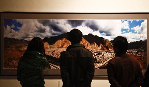 4月13日,市民們在青海省博物館觀看展出的圖片。 4月12日,《江源玉樹、幸福家園》紀念玉樹4·14地震兩周年重建家園大型攝影展在青海省博物館開幕。此次展出的兩百多幅作品通過“江源玉樹”“大愛無疆”“寄托希望”“玉樹重建”“幸福家園”五個部分,充分展現(xiàn)了玉樹重建取得的成績和社會主義新玉樹的新面貌。展覽將持續(xù)至4月16日。 新華社發(fā)(吳剛 攝)