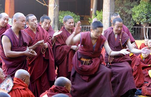 4月13日,在拉薩大昭寺,僧人在格西拉讓巴頒證儀式上辯經(jīng)。 當(dāng)日,2012年藏傳佛教學(xué)經(jīng)僧人晉升格西拉讓巴頒證儀式在拉薩大昭寺舉行,8名僧人獲得此項(xiàng)學(xué)位。 據(jù)了解,這是自2004年恢復(fù)藏傳佛教格西拉讓巴學(xué)位晉升考試制度以來(lái)舉行的第八次立宗活動(dòng)。至今已有56名僧人獲得了這一榮譽(yù)。格西拉讓巴學(xué)位是藏傳佛教格魯派僧人修學(xué)顯宗的最高學(xué)位。這個(gè)近似于現(xiàn)代意義上博士學(xué)位的宗教學(xué)位,是每一位藏傳佛教格魯派學(xué)經(jīng)僧人的最高目標(biāo)。 新華社記者 覺(jué)果 攝