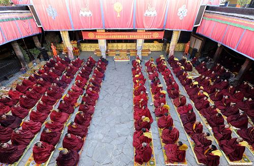 4月13日,格西拉讓巴頒證儀式法會(huì)在拉薩大昭寺舉行。 當(dāng)日,2012年藏傳佛教學(xué)經(jīng)僧人晉升格西拉讓巴頒證儀式在拉薩大昭寺舉行,8名僧人獲得此項(xiàng)學(xué)位。 據(jù)了解,這是自2004年恢復(fù)藏傳佛教格西拉讓巴學(xué)位晉升考試制度以來(lái)舉行的第八次立宗活動(dòng)。至今已有56名僧人獲得了這一榮譽(yù)。格西拉讓巴學(xué)位是藏傳佛教格魯派僧人修學(xué)顯宗的最高學(xué)位。這個(gè)近似于現(xiàn)代意義上博士學(xué)位的宗教學(xué)位,是每一位藏傳佛教格魯派學(xué)經(jīng)僧人的最高目標(biāo)。 新華社記者 覺(jué)果 攝