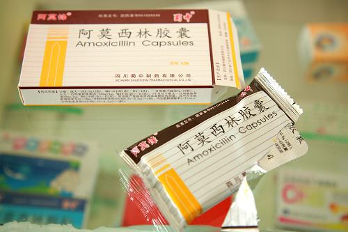 4月16日在江蘇南通一藥店柜臺(tái)拍攝的阿莫西林膠囊。由于涉嫌鉻超標(biāo),國家食品藥品監(jiān)督管理局4月16日發(fā)出緊急通知,要求對(duì)13個(gè)藥用空心膠囊產(chǎn)品暫停銷售和使用。被叫停銷售和使用的產(chǎn)品,待監(jiān)督檢查和產(chǎn)品檢驗(yàn)結(jié)果明確后,合格產(chǎn)品將繼續(xù)銷售,不合格產(chǎn)品依法處理。對(duì)違反規(guī)定生產(chǎn)銷售使用藥用空心膠囊的企業(yè),將依法嚴(yán)肅查處。新華社發(fā)(崔根元 攝)