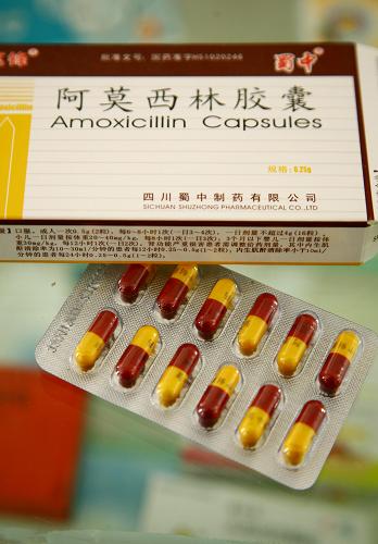 4月16日在江蘇南通一藥店柜臺(tái)拍攝的阿莫西林膠囊。新華社發(fā)(崔根元 攝)
