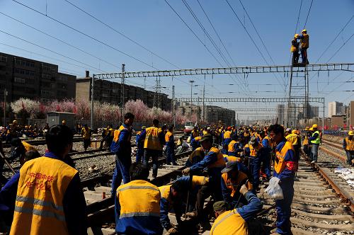 4月16日,工人們在進(jìn)行施工。當(dāng)日,為加快哈大客運(yùn)專線的建設(shè)、擴(kuò)大沈陽北站的旅客輸送能力,由中鐵九局六公司為施工主體,沈陽鐵路局沈陽工務(wù)段為主要配合單位的施工隊伍共計2700多人在沈陽北站京哈上行線和沈大上行線進(jìn)行集中施工,共拆除舊道岔4組,鋪設(shè)新道岔4組,插入和撥移線路300多延長米。經(jīng)過全體施工人員的艱苦努力,在規(guī)定的時間內(nèi)順利地完成了施工任務(wù),保證了新設(shè)備的質(zhì)量的同時達(dá)到了旅客列車安全正點(diǎn)的目標(biāo)。新華社發(fā)(姜冰 攝)
