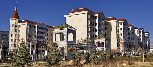 內(nèi)蒙古阿拉善盟巴彥浩特鎮(zhèn)為保障房小區(qū)配套建設(shè)了綠化帶等環(huán)境設(shè)施(4月16日攝)。今年以來,內(nèi)蒙古在資金保障、項目管理、土地供應(yīng)等方面采取了多項措施,努力加快保障性住房項目建設(shè)進度。2012年,內(nèi)蒙古計劃新建各類保障性住房27.77萬套,預計需要投資約426億元,保障性住房建設(shè)用地約為1510公頃。內(nèi)蒙古還規(guī)定凡是不落實保障性住房建設(shè)用地計劃的地區(qū),將責令其停止商業(yè)開發(fā)類土地手續(xù)辦理和供應(yīng)活動。內(nèi)蒙古財政部門還將按照工程進度撥付資金,確保保障性住房財政補貼專款專用。新華社記者 趙婷婷 攝
