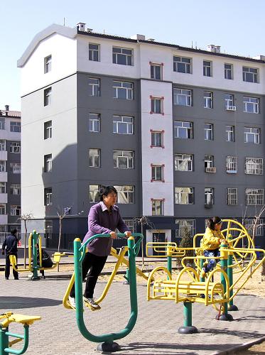 4月16日,內(nèi)蒙古烏海市的市民在新建成的保障房小區(qū)內(nèi)鍛煉身體。新華社記者 趙婷婷 攝